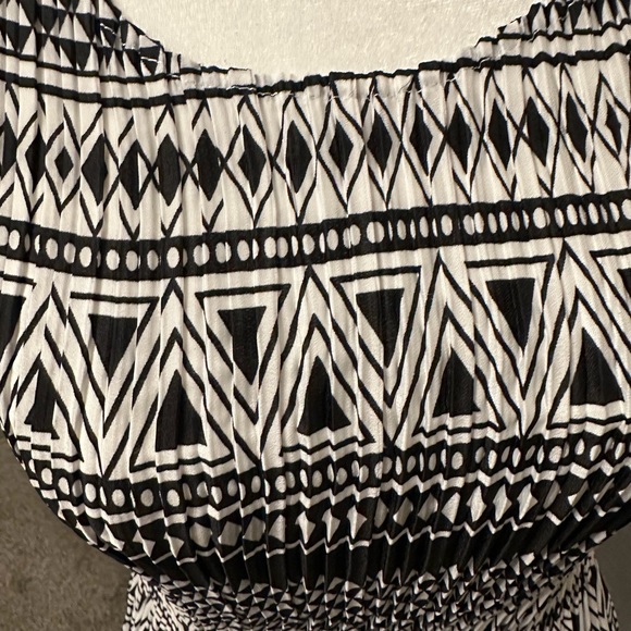 Verty Monochrome Patterned top - Picture 4 of 5